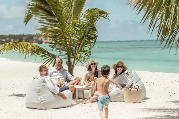 MAS_907_press_room_watermark-SM Family celebration on the beach